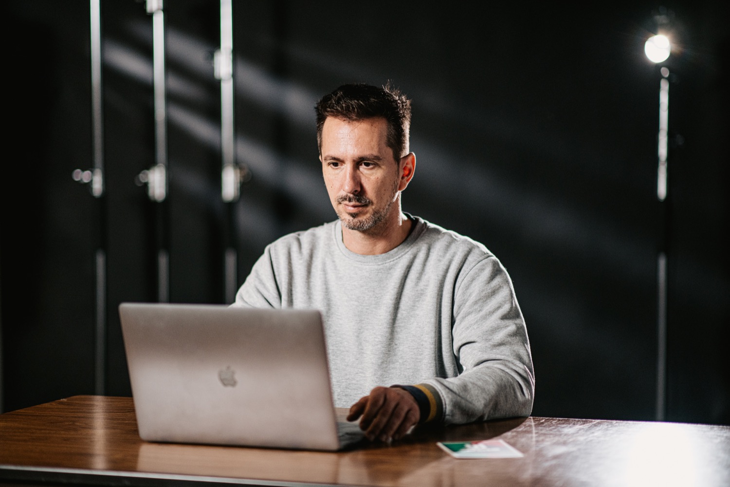 Dries Reynders in de fotostudio van CVO De Verdieping