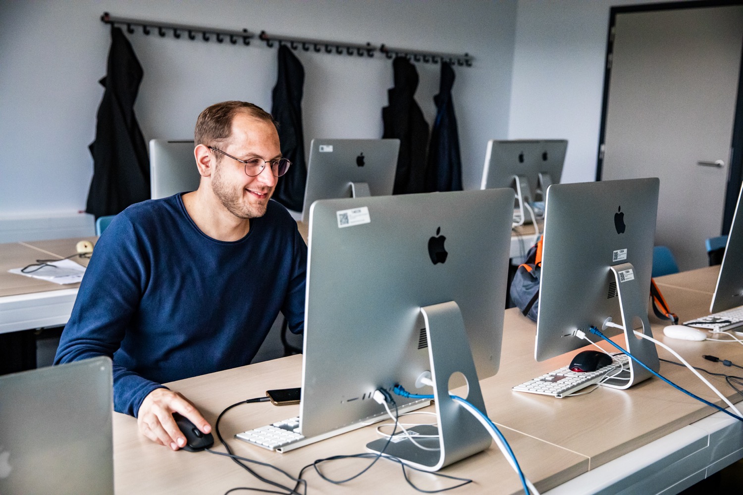 Cursist Grafisch Ontwerper aan iMac