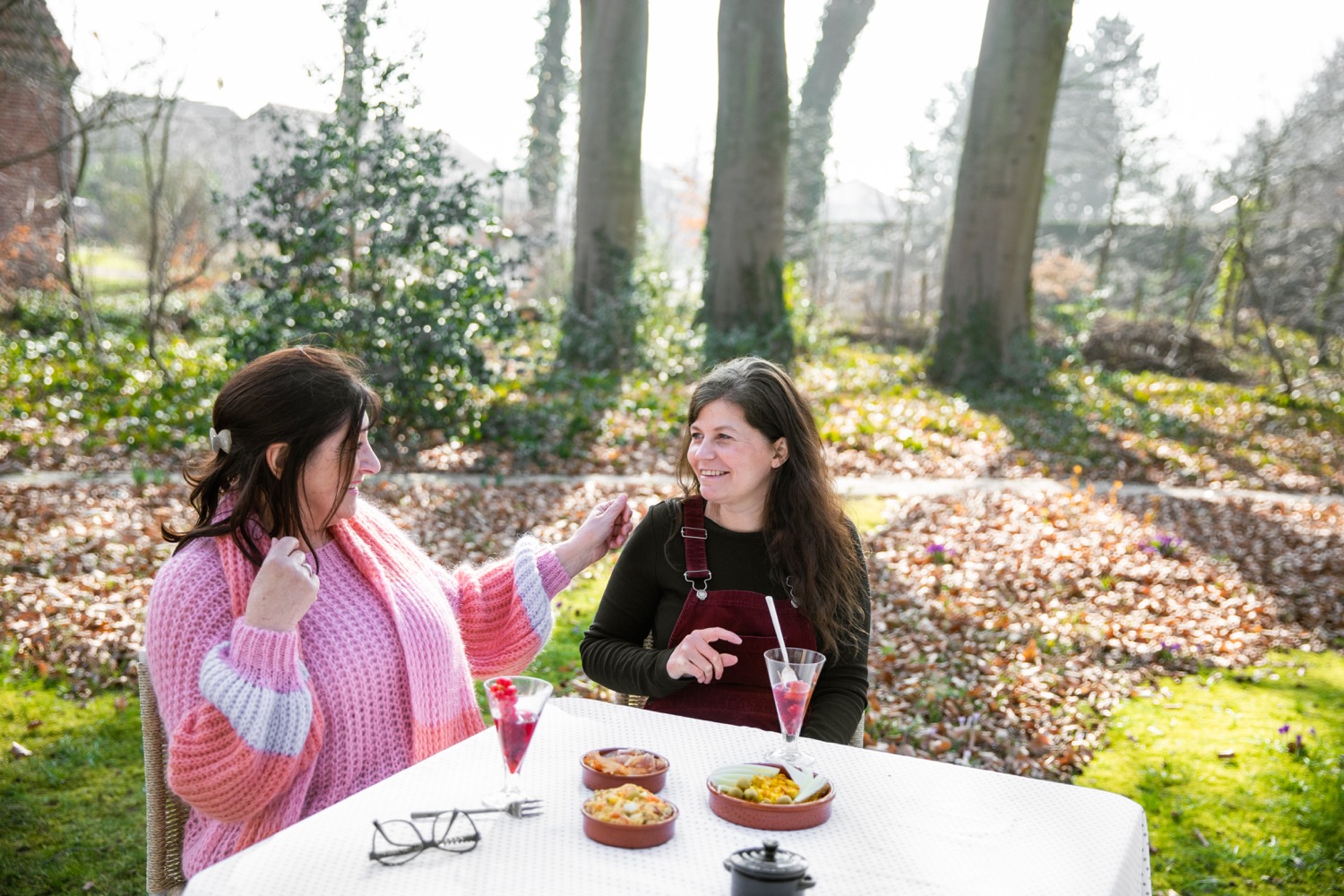 Linda en Inge aan een tafel met tapas