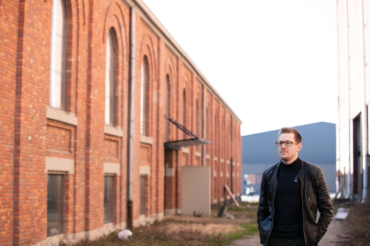 Tim Kielemoes aan het gebouw van CVO De Verdieping in Heusden-Zolder