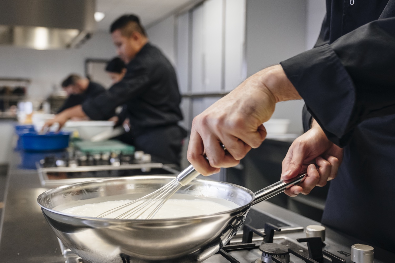 Cursisten in de keuken van CVO De Verdieping tijdens een beroepsgerichte horeca-opleiding