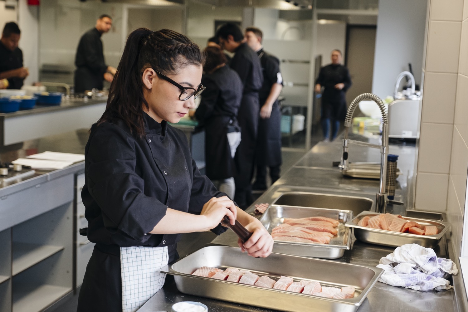 Cursisten in de keuken van CVO De Verdieping tijdens een beroepsgerichte horeca-opleiding